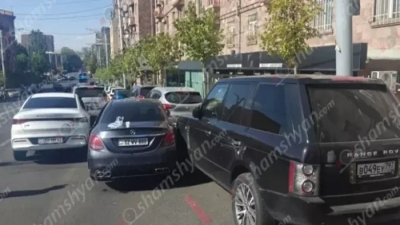 Սայաթ-Նովա պողոտայում բախվել են 5 ավտոմեքենա․ երկու հոգի դիմել են բուժօգնության