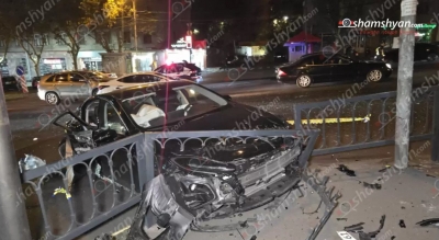 Ազատության պողոտայում բախվել են «Mercedes», «Toyota», «Hongqi» մակնիշի ավտոմեքենաները, վերջինը մխրճվել է երկաթե ճաղավանդակների մեջ․ կա վիրավոր