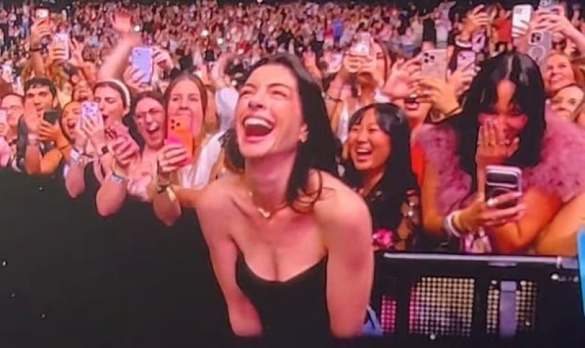 Էն Հեթուեյը «ձերբակալվել է» Սաբրինա Քարփենթերի համերգի ժամանակ