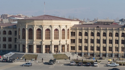 Դիմակավորված հատուկջոկատայինները մտել են Գյումրիի քաղաքապետարան