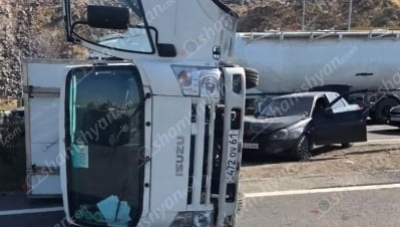 Կոտայքի մարզում բախվել են Lada Priora-ն ու բեռնատար Isuzu-ն. վերջինս կողաշրջվել է