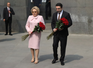 Մատվիենկոն, Սիմոնյանի ուղեկցությամբ, այցելել է Ծիծեռնակաբերդ