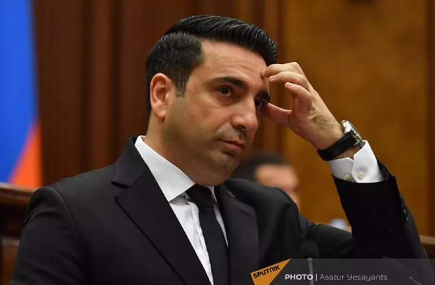 Դիմել եմ իրավապահներին՝ լավ եմ արել. Ալեն Սիմոնյանը՝ Վազգեն Սաղաթելյանի ու Նարեկ Սամսոնյանի մասին