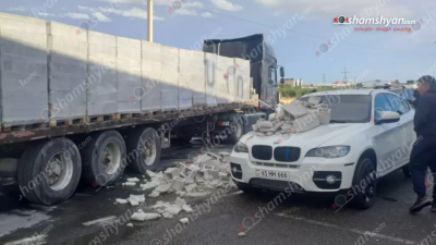 Կոտայքի մարզում «DAF» մակնիշի կցորդիչով բեռնատարի թափքից բլոկները թափվել են «BMW X5»-ի վրա