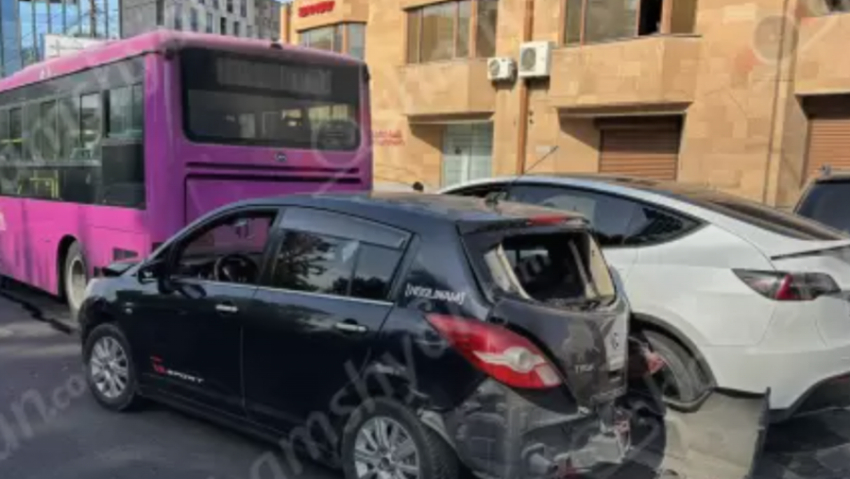Ազատության պողոտայում բախվել են «Tesla»-ն, «Nissan»-ն ու թիվ 10 երթուղային ավտոբուսը