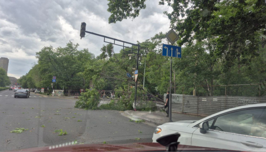 Երևանում, Վանաձորում, Իջևանում, Արագածոտնում վնասվել են տանիքներ, տապալվել ծառեր