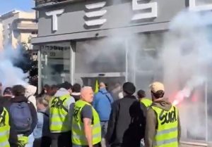 Ֆրանսիայում ցուցարարները ներխուժել են Tesla-ի խանութ-սրահ