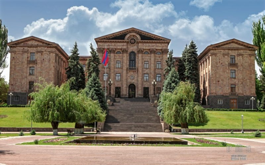 Արթուր Հովհաննիսյանը պետք է ներողություն խնդրի իր հայտարարությունների համար․ ԱԺ պատգամավորներ