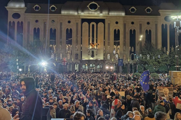 Վրաստանում վերսկսվել են ընդդիմության ցույցերը․ ցուցարարների ձեռքերին կան ԵՄ-ի, ԱՄՆ-ի և Ուկրաինայի դրոշներ