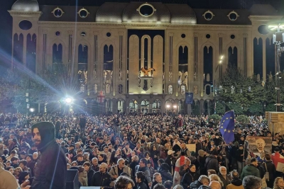 Վրաստանում վերսկսվել են ընդդիմության ցույցերը․ ցուցարարների ձեռքերին կան ԵՄ-ի, ԱՄՆ-ի և Ուկրաինայի դրոշներ