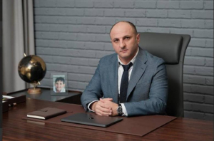 6-րդ վարչությունը ներխուժել է Գյումրու քաղաքապետի թեկնածու Կարեն Սիմոնյանի գրասենյակ