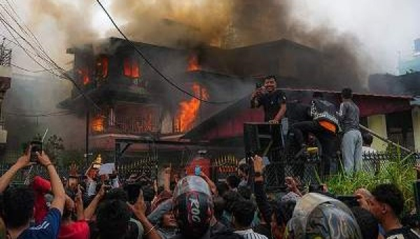 Նեպալի նախկին վարչապետի կինը մահացել է իրենց տան վրա հարձակումից հետո. Khabarhub