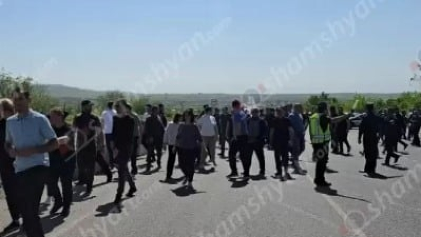Մի քանի գյուղերի բնակիչներ, ի նշան բողոքի, փակել են Երևան-Գյումրի ճանապարհը
