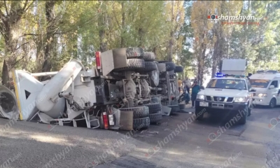 Երևանում ցեմենտատարը կողաշրջվել է. վարորդին դուրս են բերել ավտոմեքենայից՝ օգտագործելով հատուկ տեխնիկա