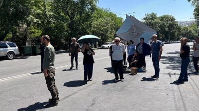 Անհետ կորած զինծառայողների հարազատները բացեցին Բաղրամյան պողոտան