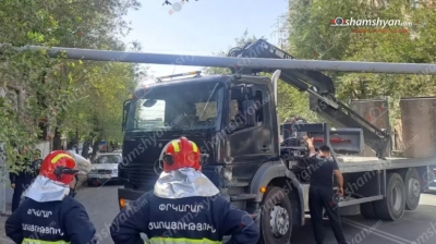 Երևանի Գրիբոյեդովի փողոցում «ԿԱՄԱԶ»-ը բախվել է գազատար խողովակին, գազի արտահոսք է սկսվել