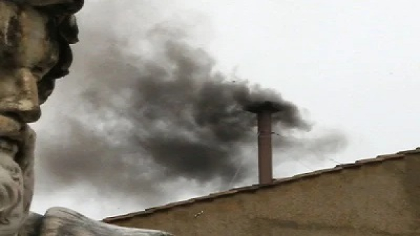 Սիքստինյան կապելլայի ծխնելույզից սև ծուխ է բարձրացել. Հռոմի պապը դեռ չի ընտրվել