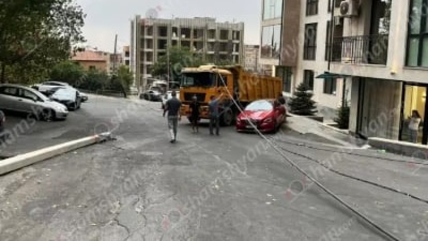 Բեռնատարը բախվել է էլեկտրասյանը և 2 մեքենայի, սյունը տապալվել և վնասել է Range Rover–ը և Volkswagen–ը