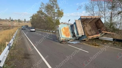 Գեղարքունիքում «ԳԱԶ 53»-ը բախվել է երկաթե արգելապատնեշներին և կողաշրջվել