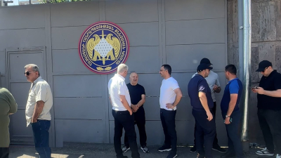 Մեծ թվով ոստիկաններ ժամանեցին ՔԿ, որտեղ Սամվել Կարապետանի աջակիցներն են