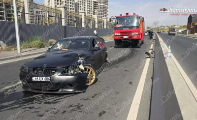 Երևանում «BMW»-ն դուրս է եկել երթևեկելի գոտուց, բախվել բազալտե եզրաքարին, հայտնվել ճանապարհի մեջտեղում