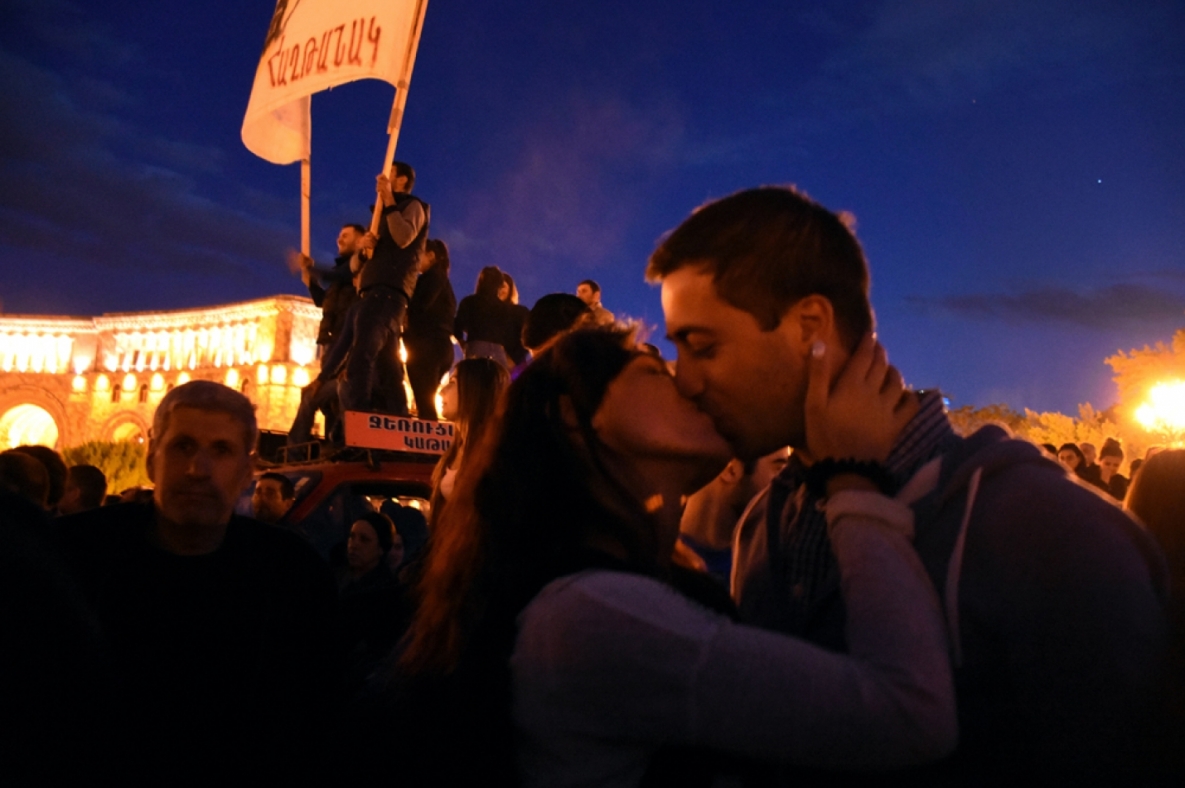 Армения бархатная. Революция в Армении 2018. Пашинян революция 2018. Бархатная революция в Армении. Цветная революция в Армении 2018.