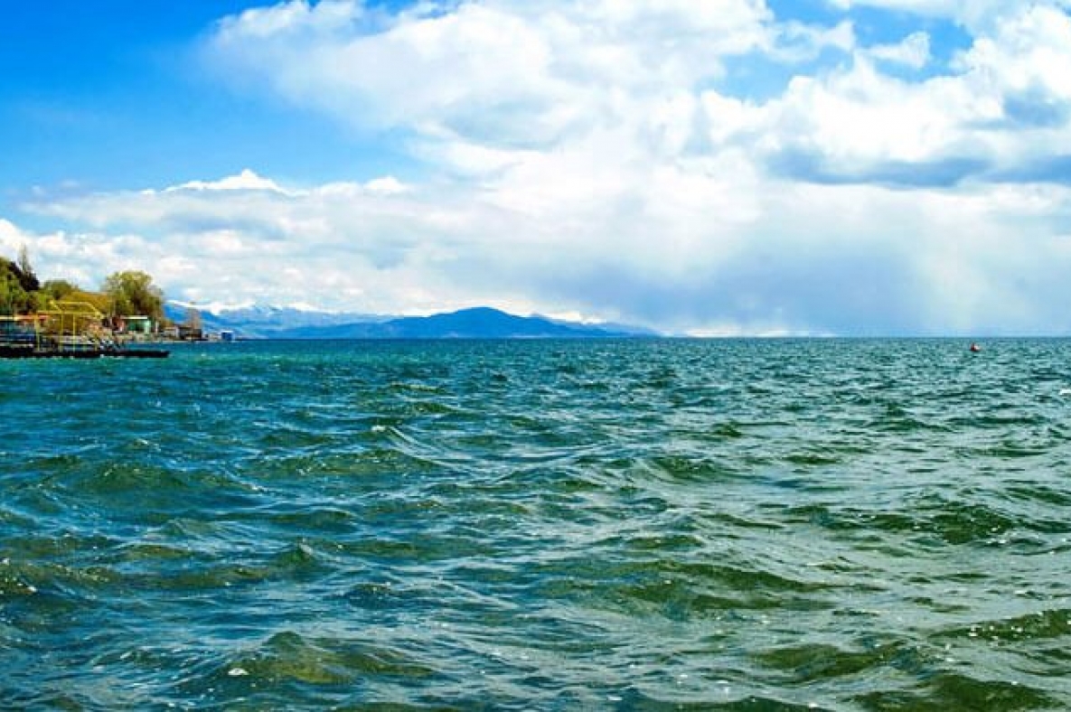 Армения отдых на море. Озеро Севан. Армянское море Севан. Море в Ереване Севан. Оз Севан Армения.