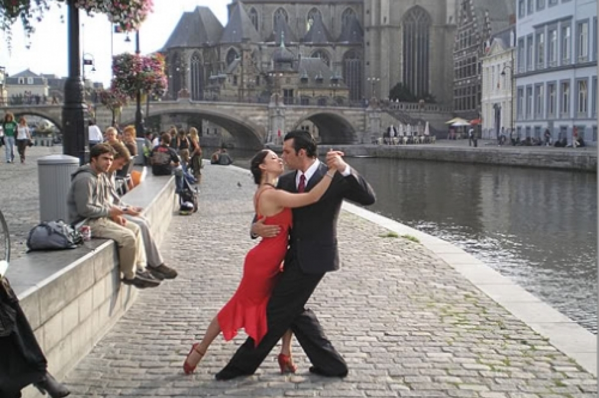 Танго в париже. Танго в Париже танго. Танго в Италии. Танцы в Париже. Танцы на улицах Парижа.