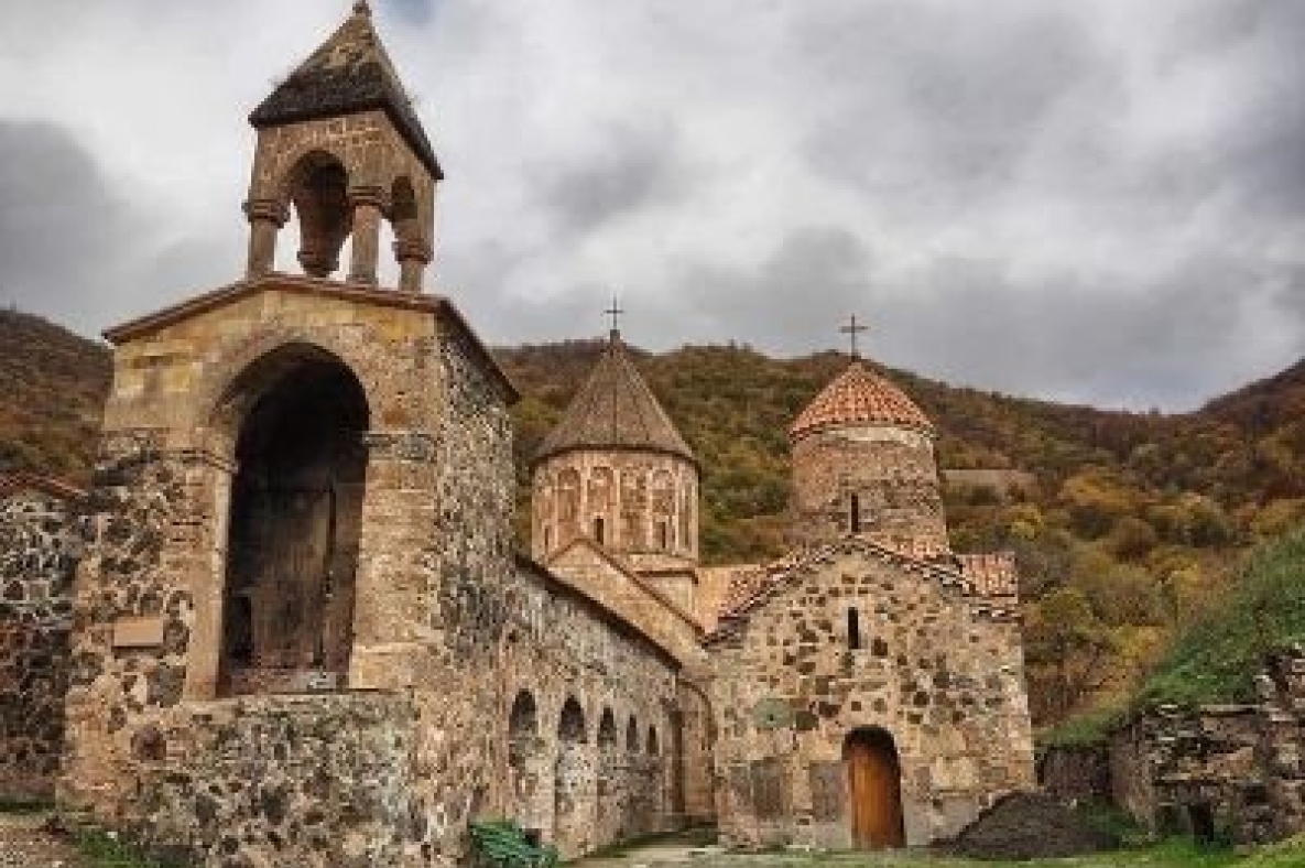 Улица арцаха. Дадиванк Арцах. Карабах Дадиванк. Церковь в Нагорном Карабахе. Дадиванк монастырь.