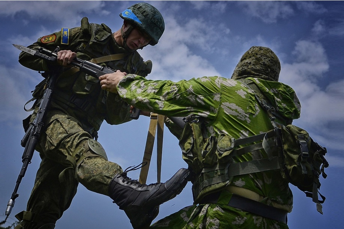 Военное против. Солдат Миротворец. Русский солдат. Солдат Миротворец России. Миротворцы вс РФ.