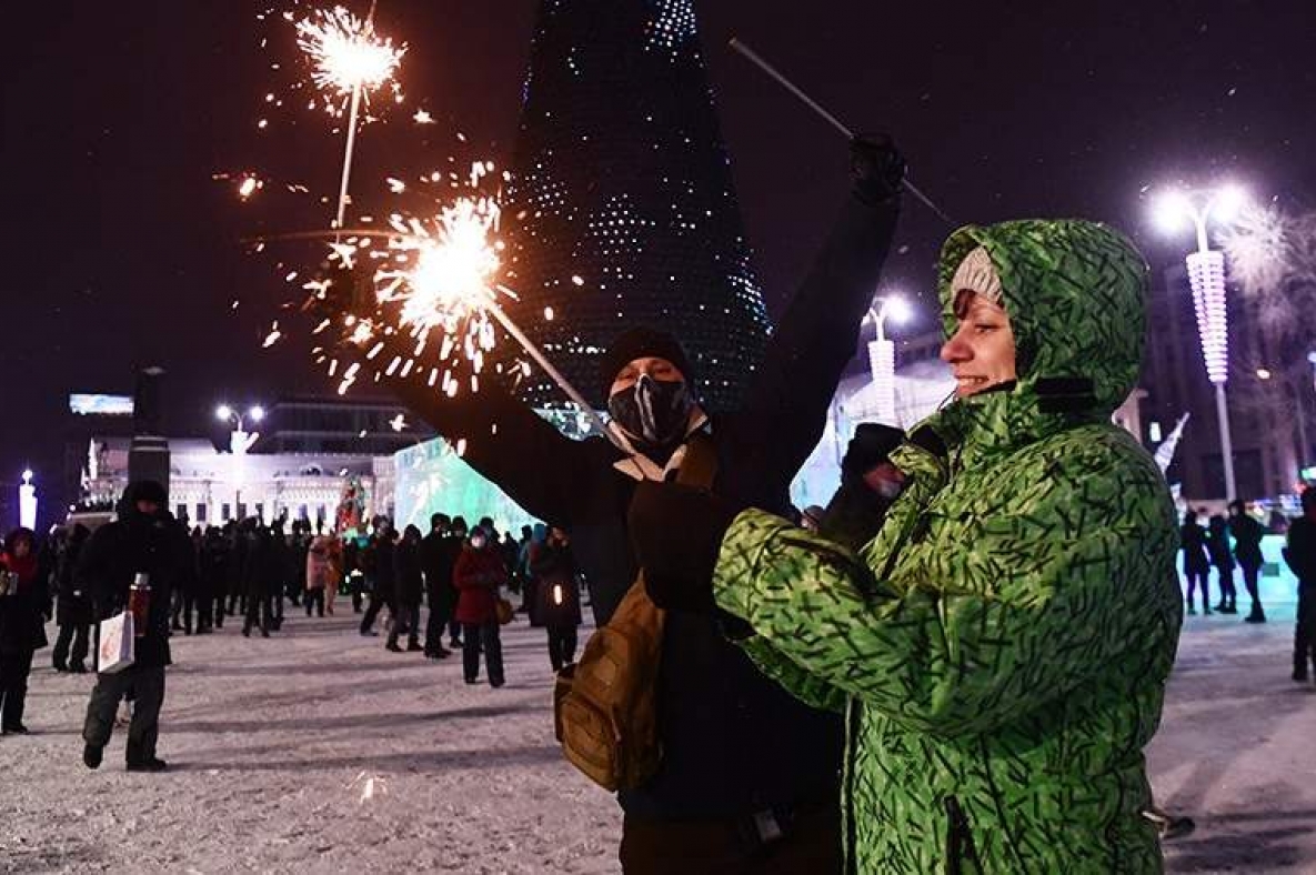 Место встречи 2023 год. Россияне новый год. Новогодние гуляния в Москве 2021. Красная площадь новый год 2021. Москва новый год 2021.