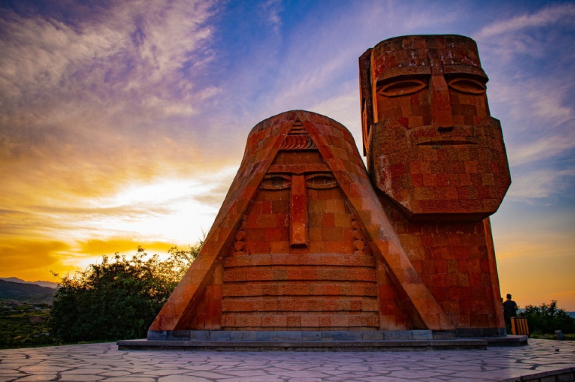 Улица арцаха. Степанакерт Татик папик. Папик Татик памятник Степанакерт. Армения горы Арцах. Татик папик Арцах.