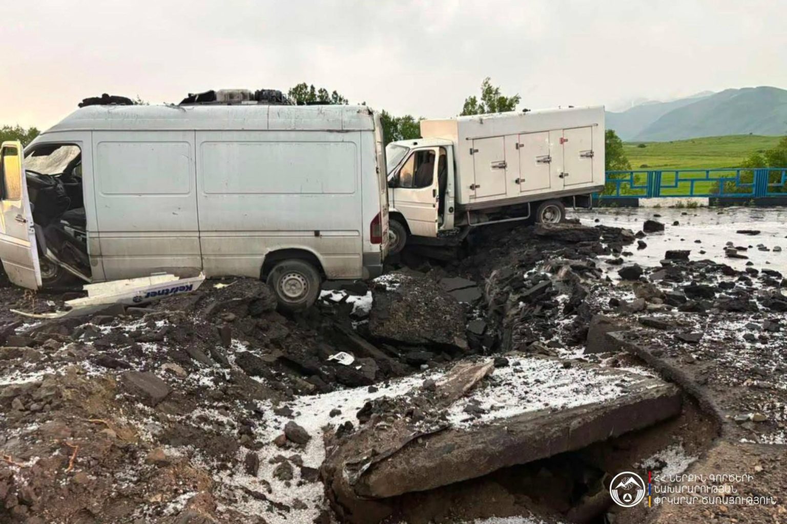 Երևան-Սևան ավտոճանապարհին՝ Չարենցավանի մոտակայքում, կայծակի հարվшծից կամուրջ է փլnւզվել