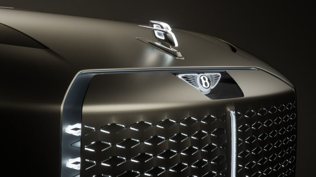 Իսկական Bentley-ի ոճով, ընկերությունը հրաժարվել է էլեկտրական մեքենաների շարժիչի սիմուլյացիայից և ձայնագրել կենդանի նվագախումբ
