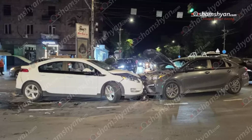 Երևանում բախվել են 4 ավտոմեքենաներ, որոնցից երկուսը՝ ճակատ-ճակատի. երկու անչափահասներ հոսպիտալացվել են