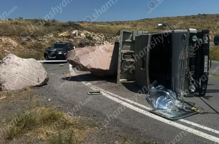 Թալին-Քարակերտ ավտոճանապարհին քարով բարձված «ԿամԱԶ»-ը կողաշրջվել է. վարորդը տեղում մահացել է