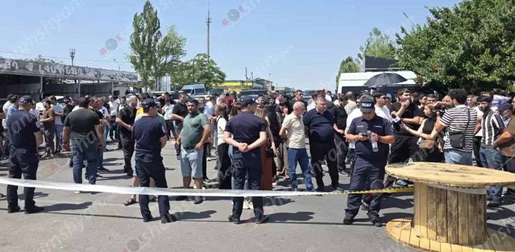 Լարված իրավիճակ՝ «Առինջ մոլ» առևտրի կենտրոնում․ իրավապահները կապարակնքել են տոնավաճառի տաղավարների մի մասը