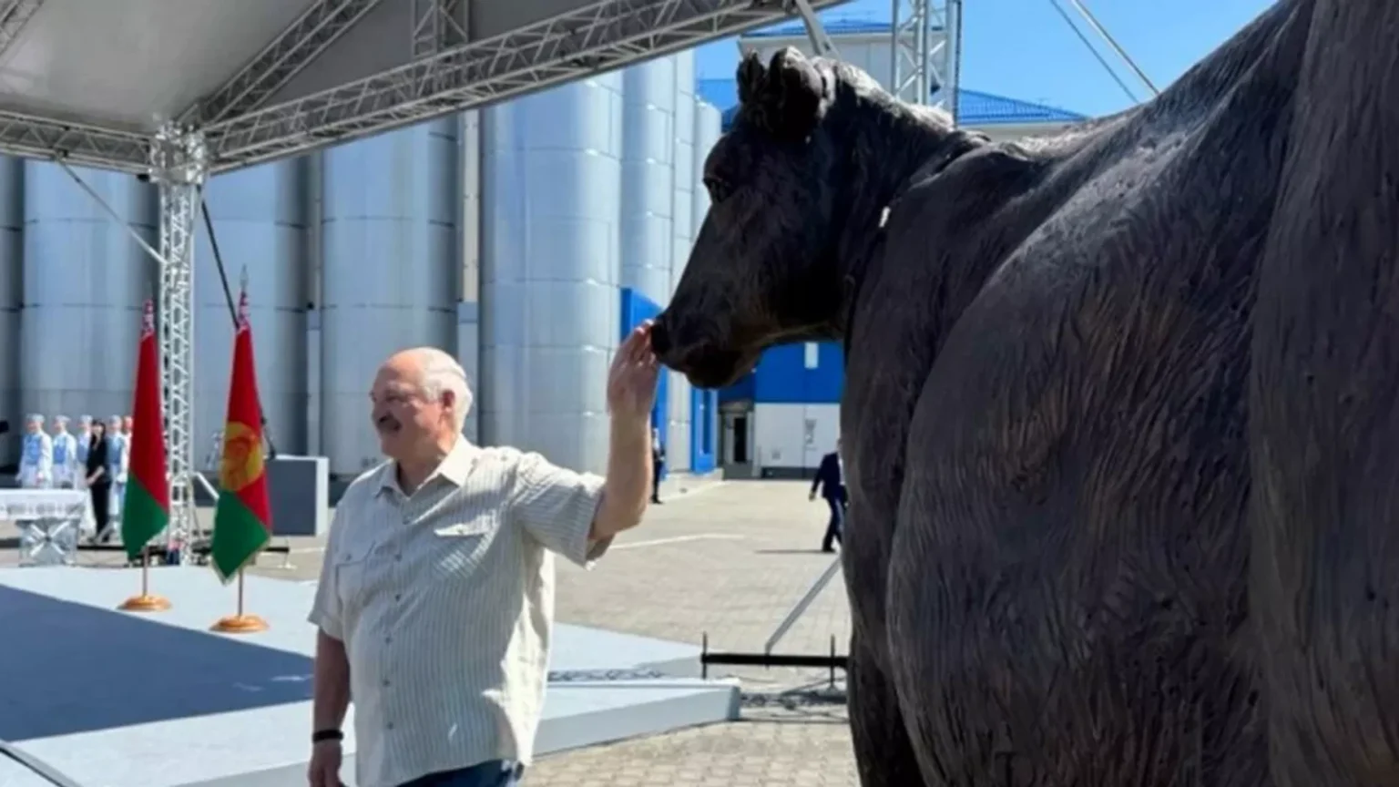 Լուկաշենկոյին կովի արձան են նվիրել