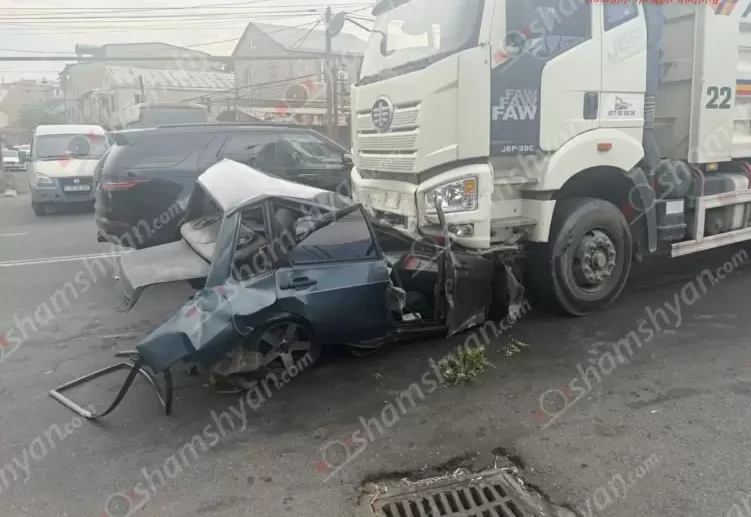 Խոշոր ավտովթար՝ Երևանում․ բախվել են ուսումնական «Toyota Corolla»-ն, «Nissan»-ը, «Լադա»-ն և «FAW» բեռնատարը