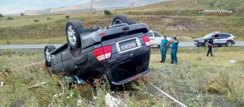 63-ամյա վարորդը «Lexus LX470»-ով դուրս է եկել ճանապարհի երթևեկելի գոտուց, բախվել հողաթմբերին և գլխիվայր հայտնվել դաշտում․ կա վիրավnր