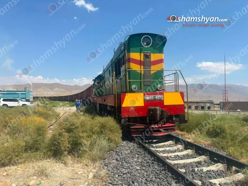 Արարատ քաղաքի մոտ բախվել են բեռնատար գնացքն ու բեռնատար ավտոմեքենան
