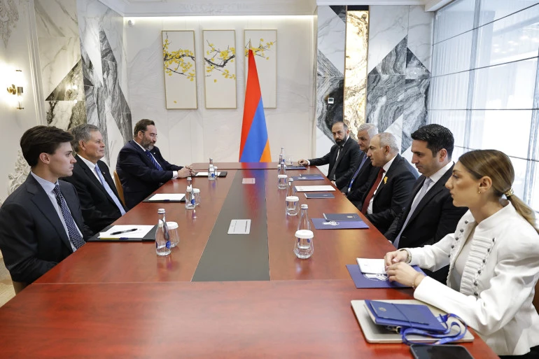 Փաշինյանը Բիշքեկում հանդիպում է ունեցել ԱՄՆ սենատոր Սթիվ Դեյնզի գլխավորած պատվիրակության հետ. տեսանյութ