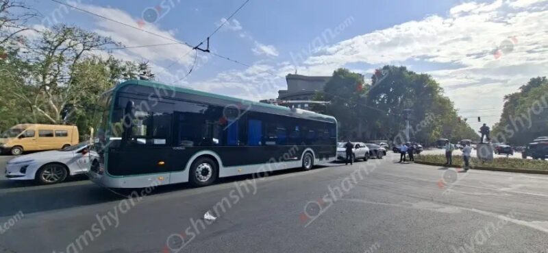 Ֆրանսիայի հրապարակում տրոլեյբուսի լարերը պոկվել և վնասել են այլ մեքենաների