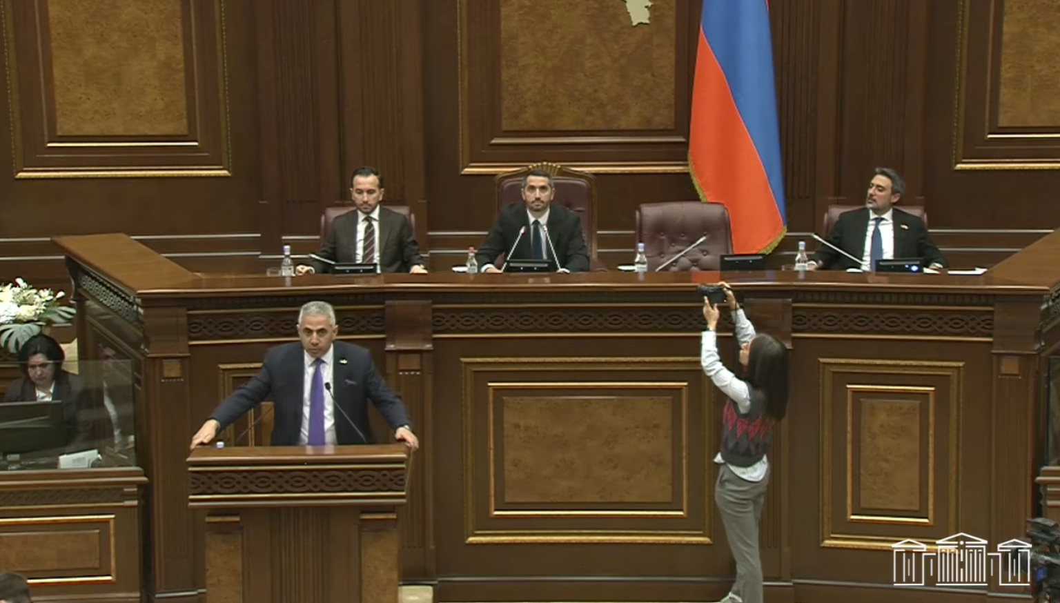 Լարված իրավիճակ, լեզվшկռիվ ու քաշքշnւկ ԱԺ նիստերի դահլիճում