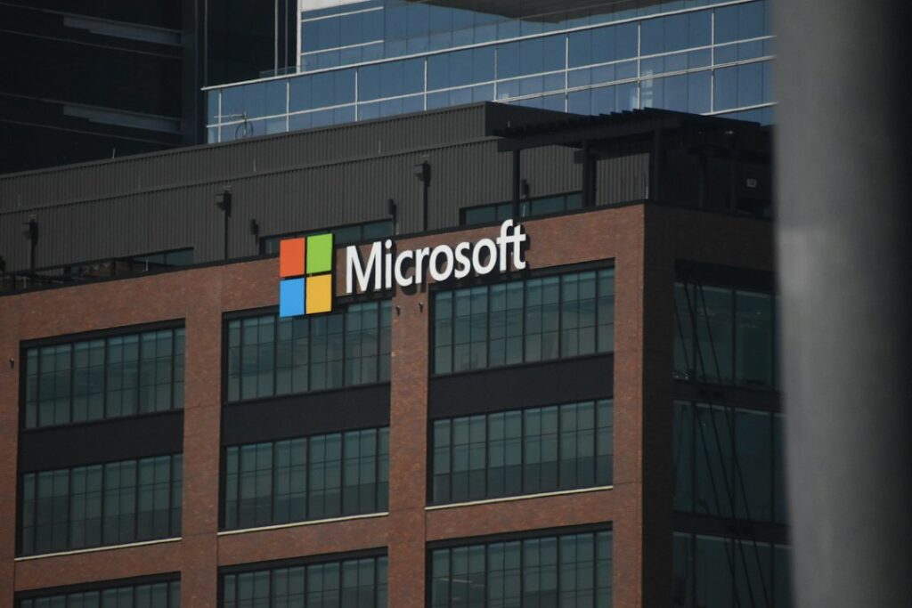 Թրամփի վարչակազմը դադարեցրել է Microsoft-ի մասնակցությունը գրին քարտերի տրամադրման ծրագրին